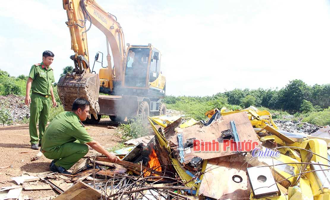 Bù Đốp: Tiêu hủy 5 máy bắn cá điện tử