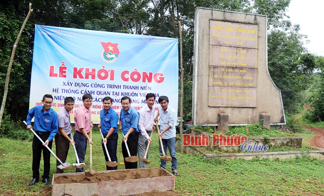 X&acirc;y dựng cảnh quan bia kỷ niệm C&aacute;ch mạng Th&aacute;ng Mười