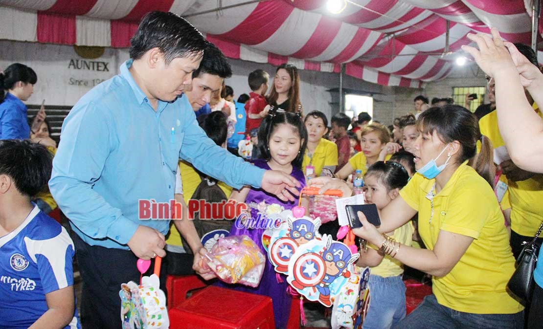 Con em c&ocirc;ng nh&acirc;n vui &ldquo;Đ&ecirc;m hội trăng rằm&rdquo;