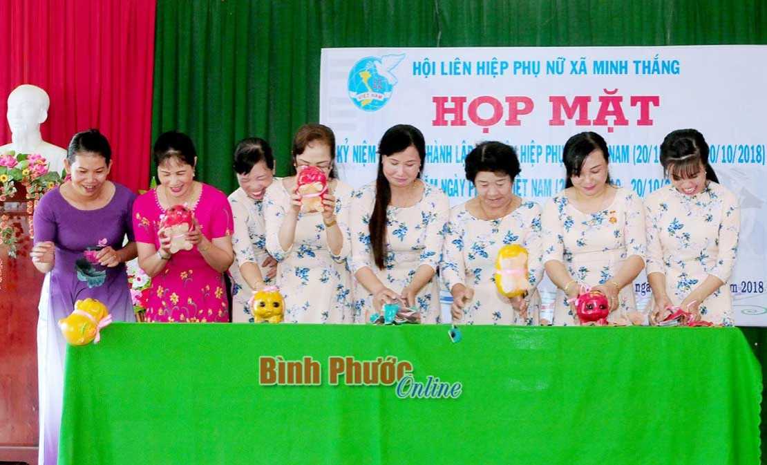 Phụ nữ Chơn Th&agrave;nh học v&agrave; l&agrave;m theo B&aacute;c