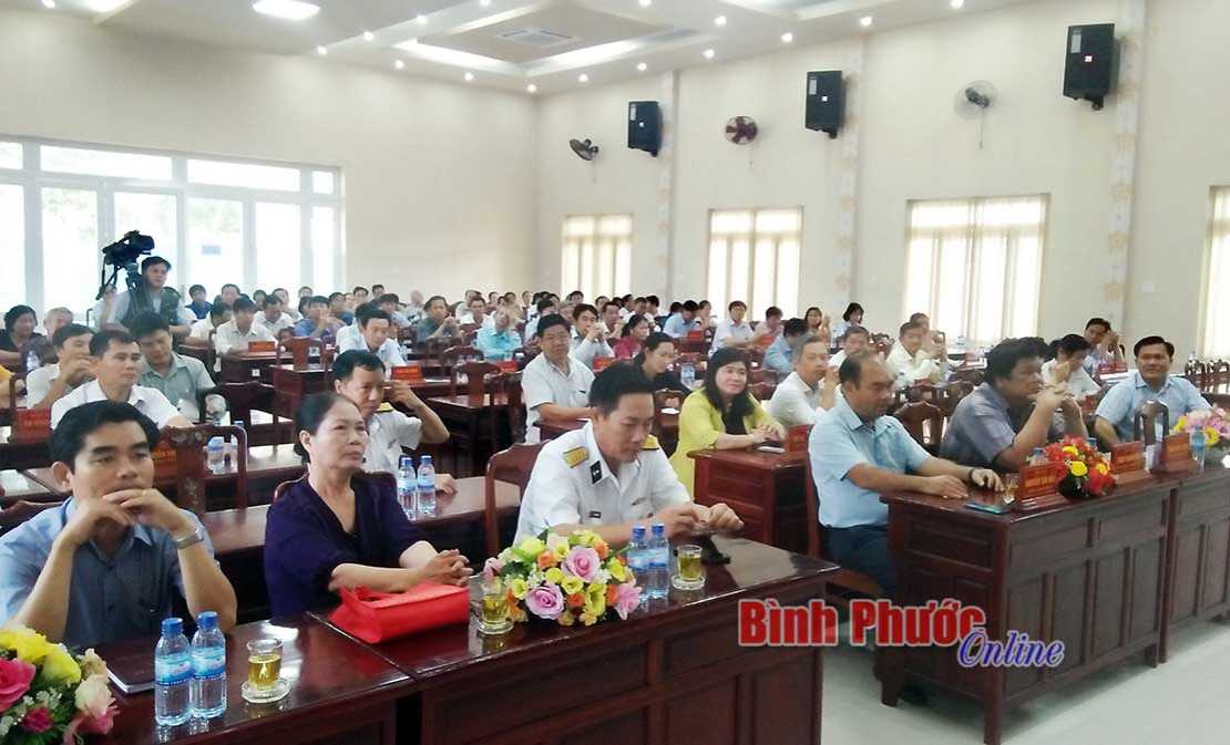 Huyện ủy Chơn Th&agrave;nh th&ocirc;ng tin thời sự cho c&aacute;n bộ chủ chốt