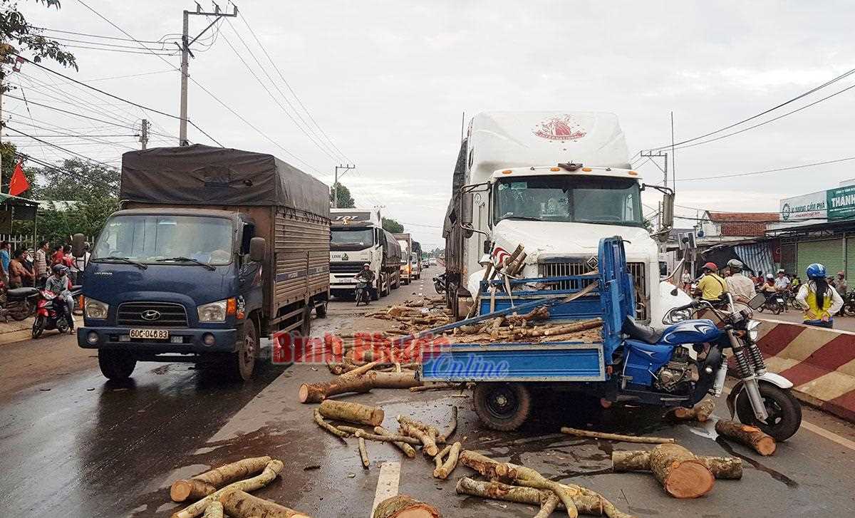 Mất lái tạt đầu xe đầu kéo, tài xế xe ba gác chết tại chỗ