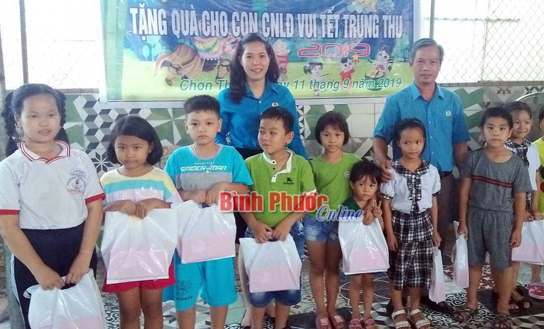 C&ocirc;ng đo&agrave;n c&aacute;c cấp tặng qu&agrave; thiếu nhi nh&acirc;n tết Trung thu