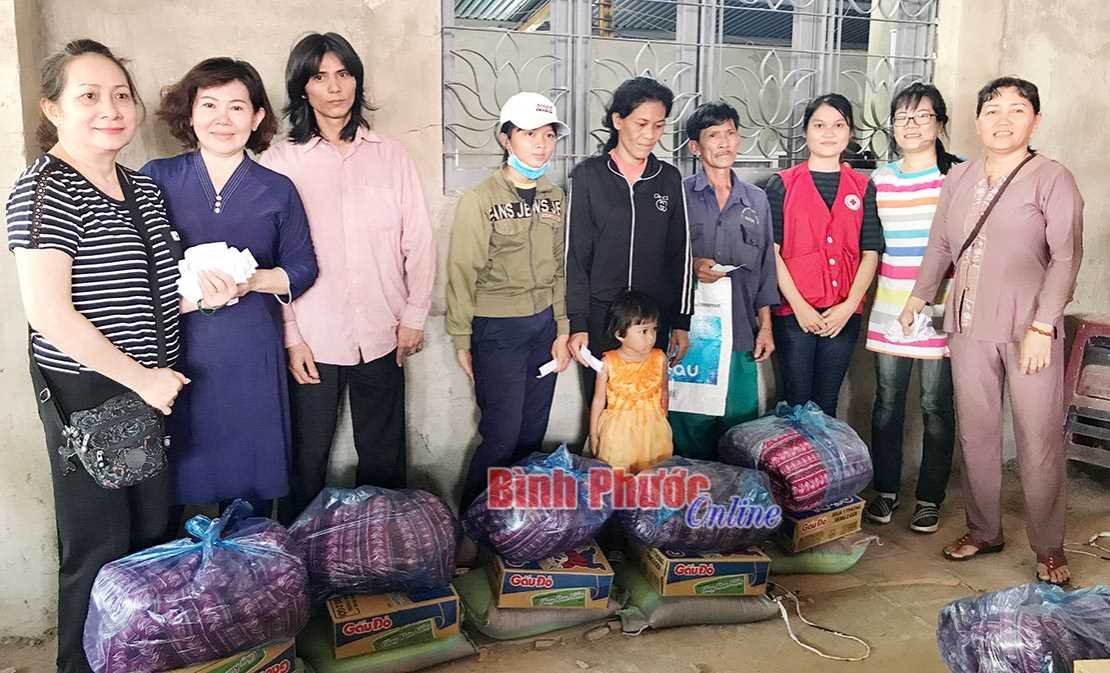 100 phần qu&agrave; tặng hộ kh&oacute; khăn