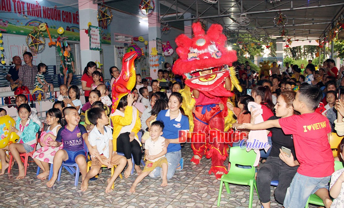 Con em c&ocirc;ng nh&acirc;n Bắc Đồng Ph&uacute; tham gia đ&ecirc;m hội trăng rằm