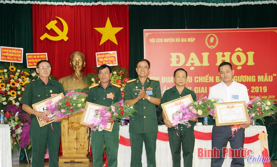 CCB B&ugrave; Gia Mập tặng 62 nh&agrave; &ldquo;Nghĩa t&igrave;nh đồng đội&rdquo;