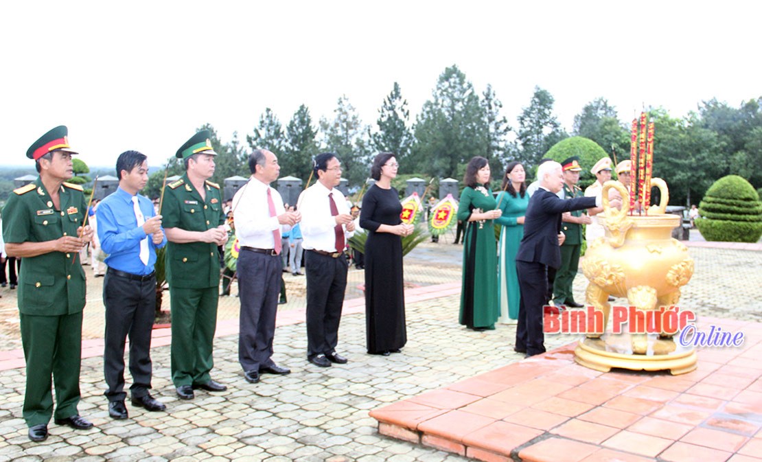 Tưởng niệm anh h&ugrave;ng liệt sĩ nh&acirc;n kỷ niệm 74 năm Ng&agrave;y Quốc kh&aacute;nh 2-9