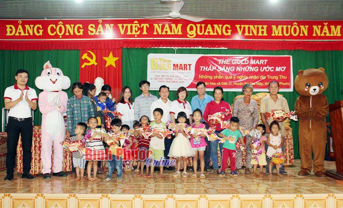 Trao 250 phần quà trung thu cho trẻ em nghèo xã Đắk Ơ