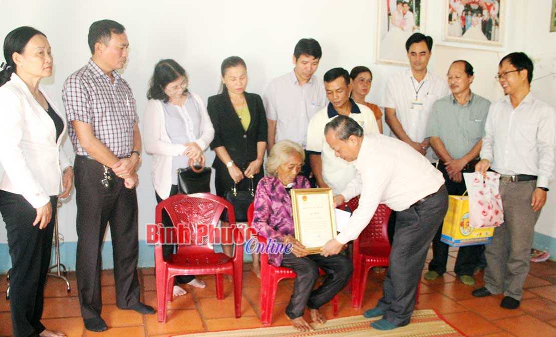 Đo&agrave;n c&ocirc;ng t&aacute;c của tỉnh thăm, tặng qu&agrave; người cao tuổi B&ugrave; Đăng, Hớn Quản, B&ugrave; Gia Mập