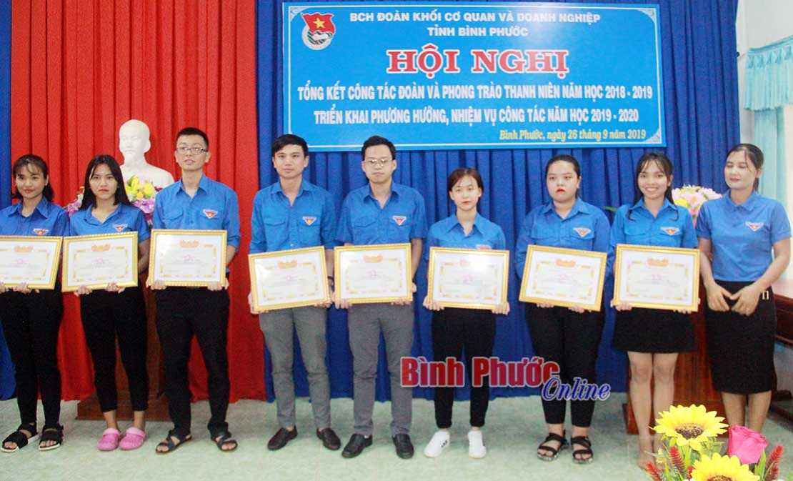 208 thanh niên ưu tú được kết nạp Đoàn