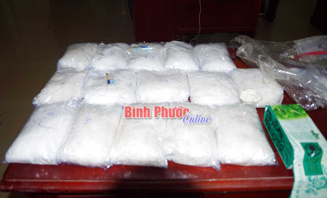 Bắt số lượng lớn ma t&uacute;y đ&aacute; tại cửa khẩu Hoa Lư