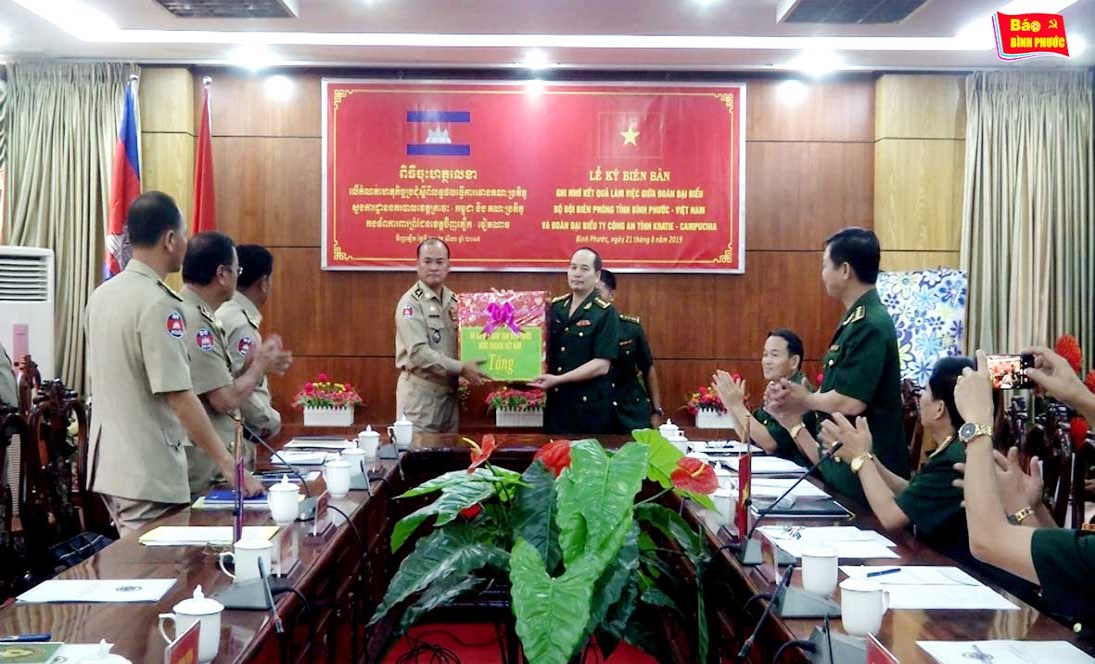 [Video] Bộ đội Biên phòng Bình Phước và Công an Kratie ký kết bảo vệ biên giới