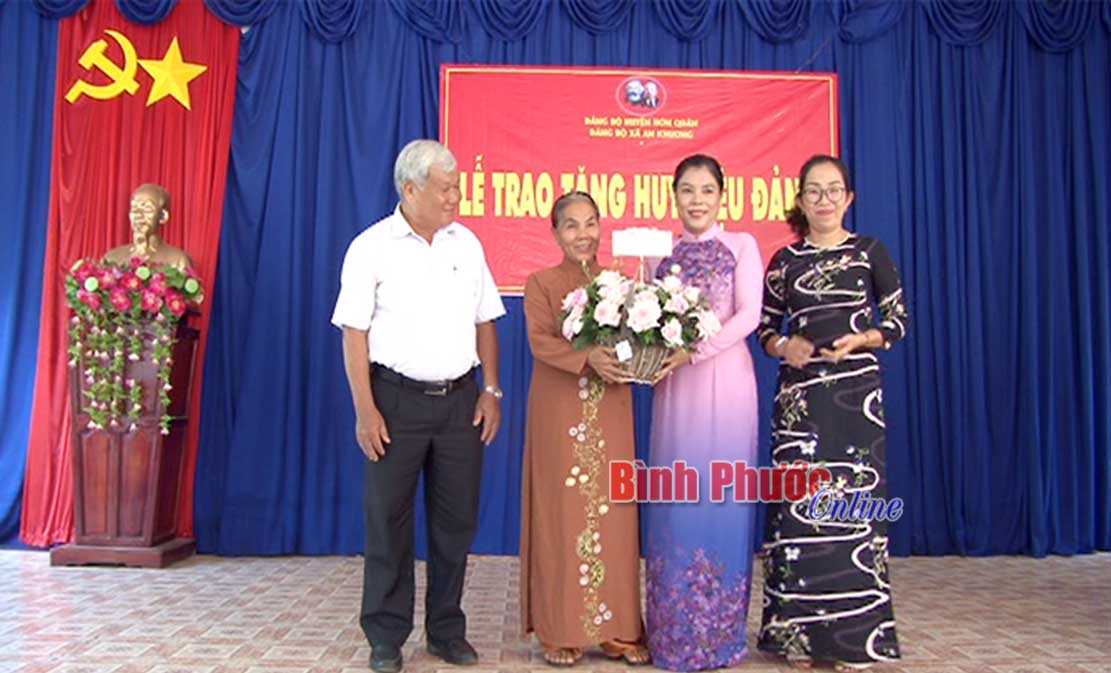 Đồng ch&iacute; Vũ Thị Mai nhận huy hiệu 50 năm tuổi Đảng