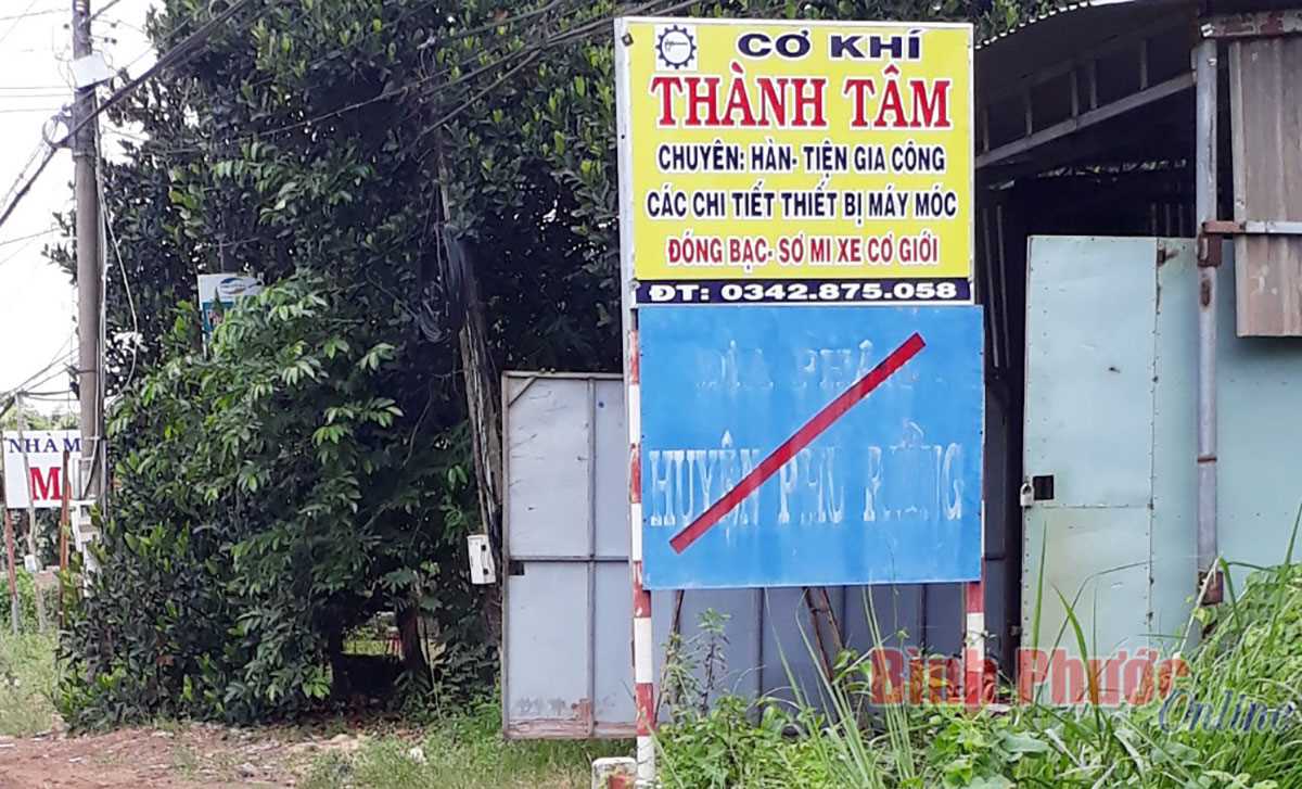 Ý kiến người dân: Biển chỉ dẫn địa giới phản cảm