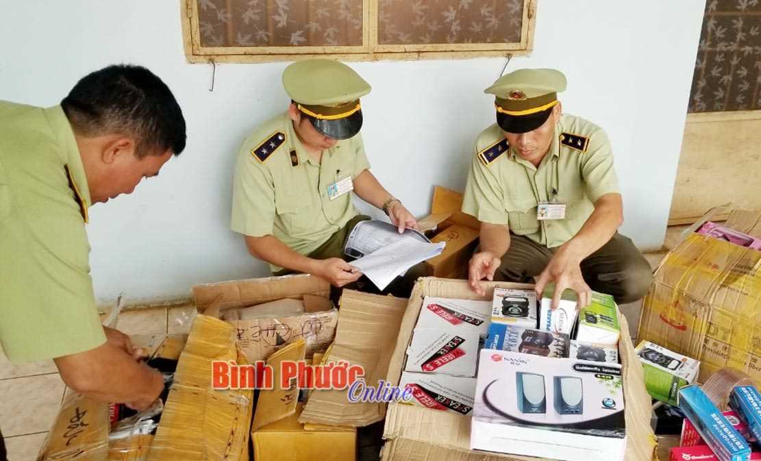 Bắt giữ hàng trăm sản phẩm mỹ phẩm, hàng tiêu dùng nhập lậu