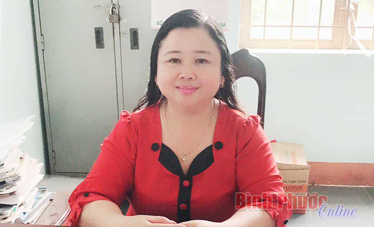 Nữ c&aacute;n bộ mặt trận x&atilde; ti&ecirc;u biểu