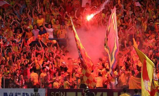 Khởi tố vụ bắn ph&aacute;o s&aacute;ng v&agrave;o nữ cổ động vi&ecirc;n tr&ecirc;n s&acirc;n H&agrave;ng Đẫy