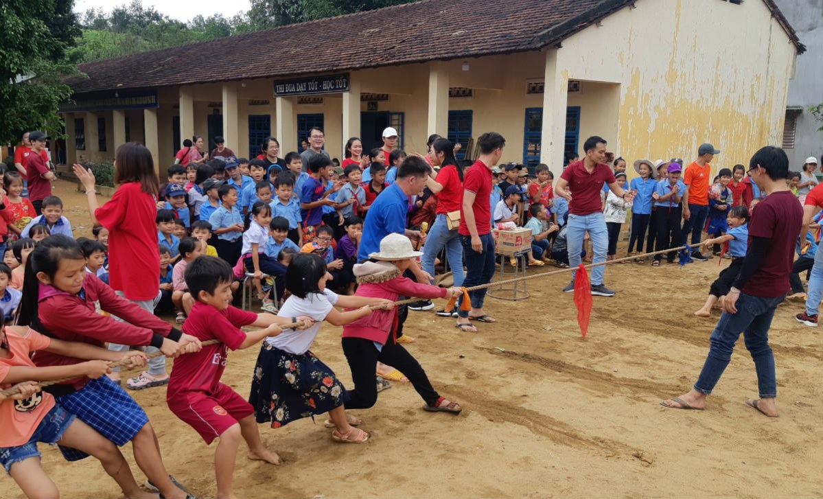 Trung thu nghĩa tình với học sinh Trường tiểu học Đăng Hà