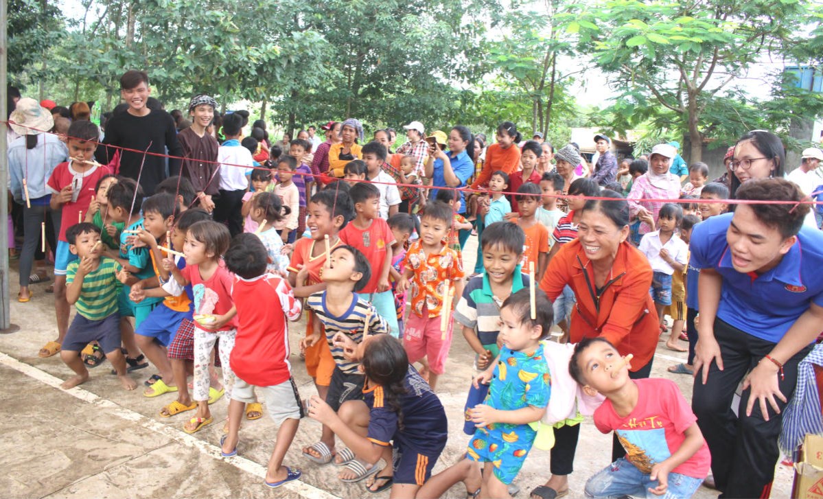 Mang trung thu đến với trẻ em dân tộc thiểu số