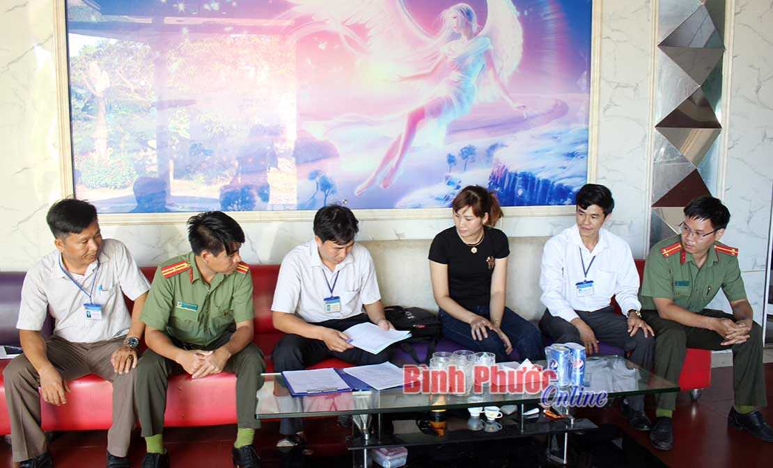 Ph&uacute; Riềng lập bi&ecirc;n bản vi phạm h&agrave;nh ch&iacute;nh 2 cơ sở kinh doanh dịch vụ