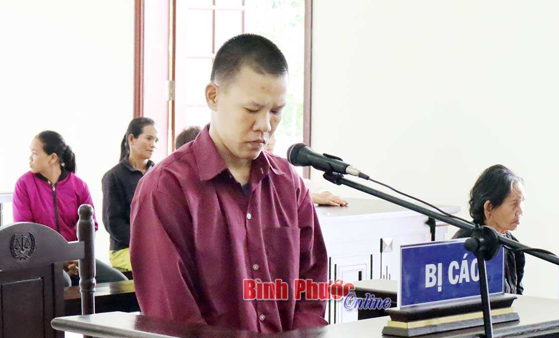 Đ&aacute;nh vợ c&ograve;n trộm cắp t&agrave;i sản của c&ocirc;ng an