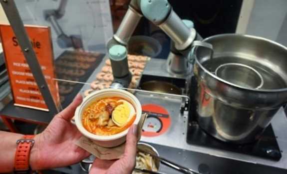 Singapore ra mắt robot đầu bếp có thể nấu món mì trong... 45 giây