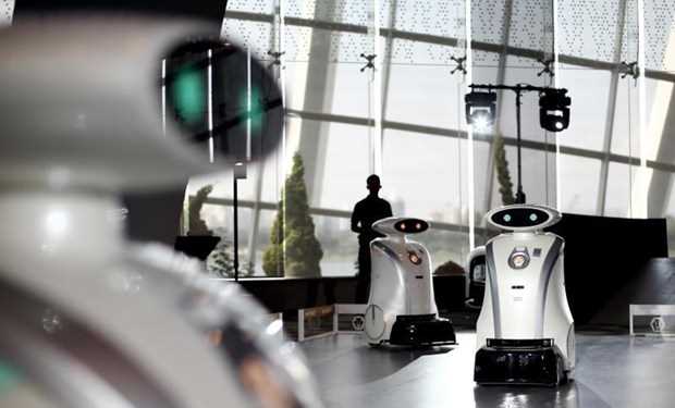 Độc đáo robot tự cọ rửa, lau chùi và... đọc rap bằng tiếng Anh