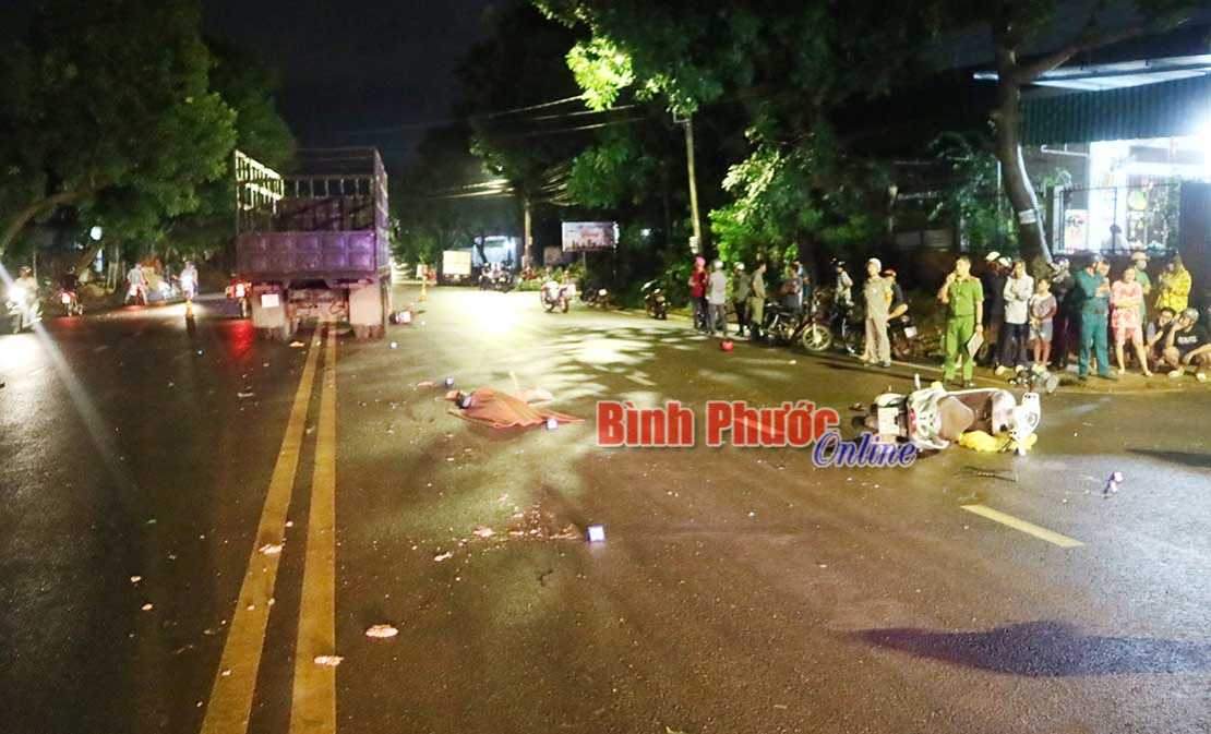 Xe máy tông nhau, một thanh niên bị ô tô cán chết tại chỗ