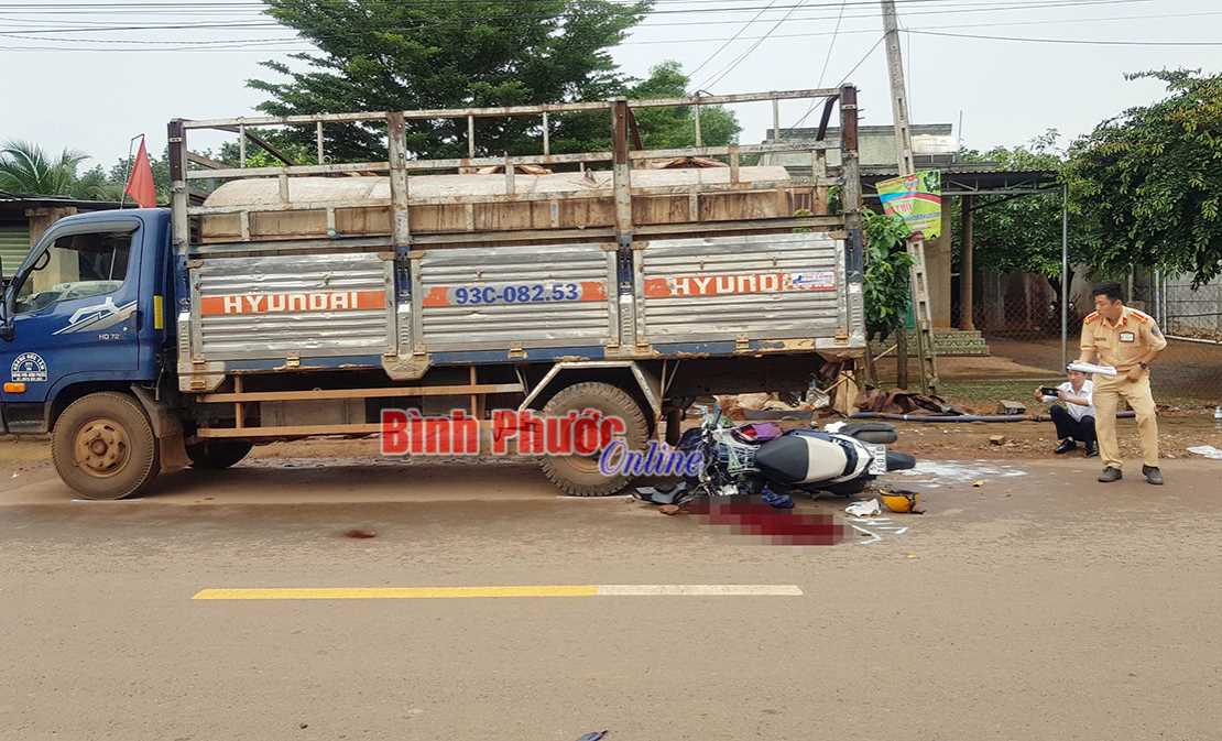 Một phụ nữ tử vong khi tông vào đuôi xe tải đang dừng bên lề đường