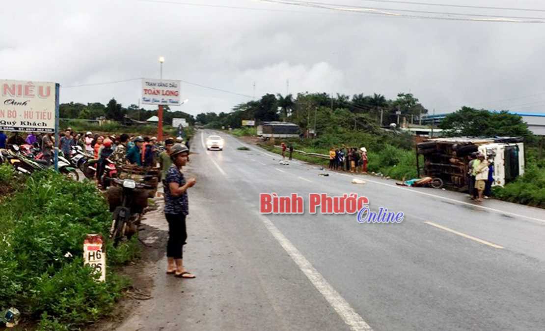 Xe tải tông trực diện xe máy, cha và con gái 10 tuổi chết tại chỗ