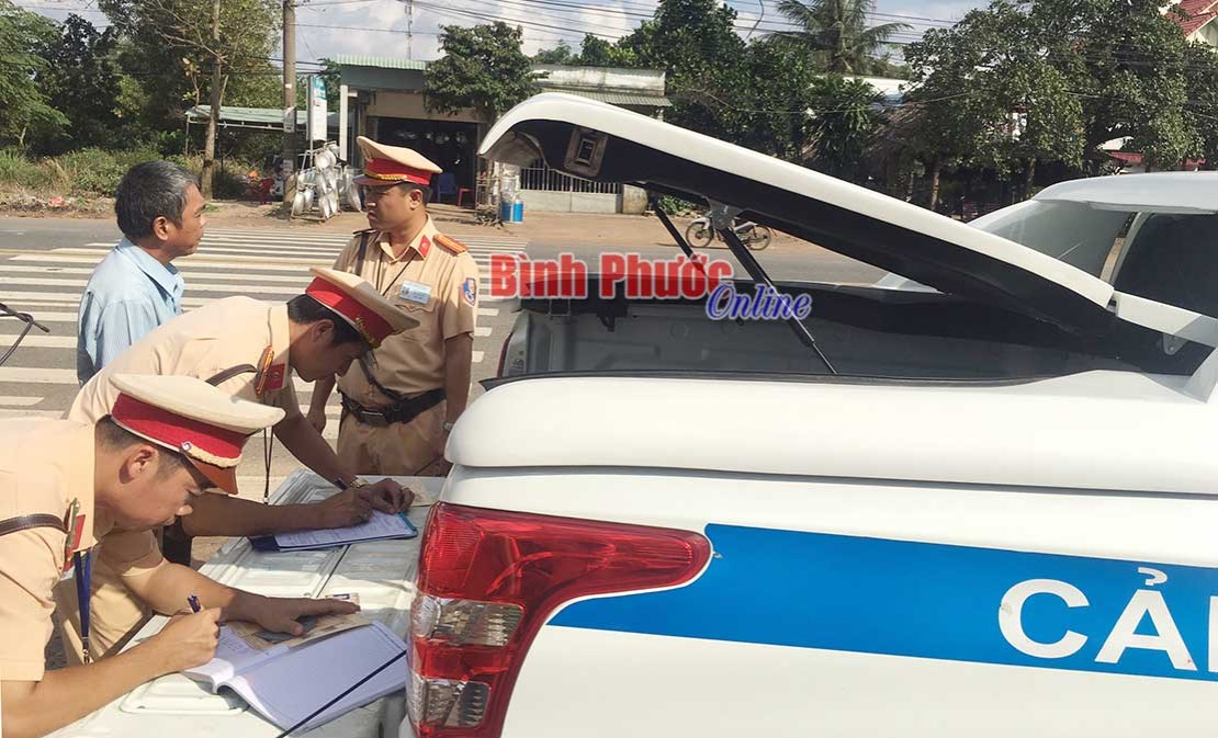 Tăng cường tuần tra, kiểm so&aacute;t trật tự an to&agrave;n giao th&ocirc;ng