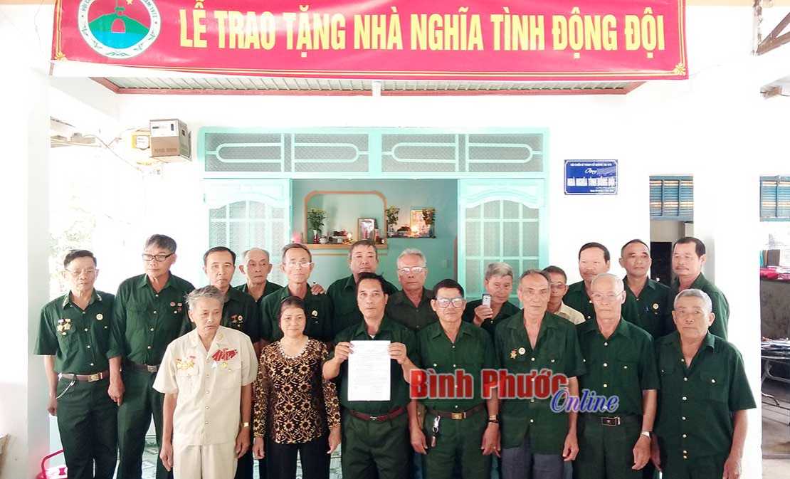 Bàn giao nhà “Nghĩa tình đồng đội” tại xã Quang Minh