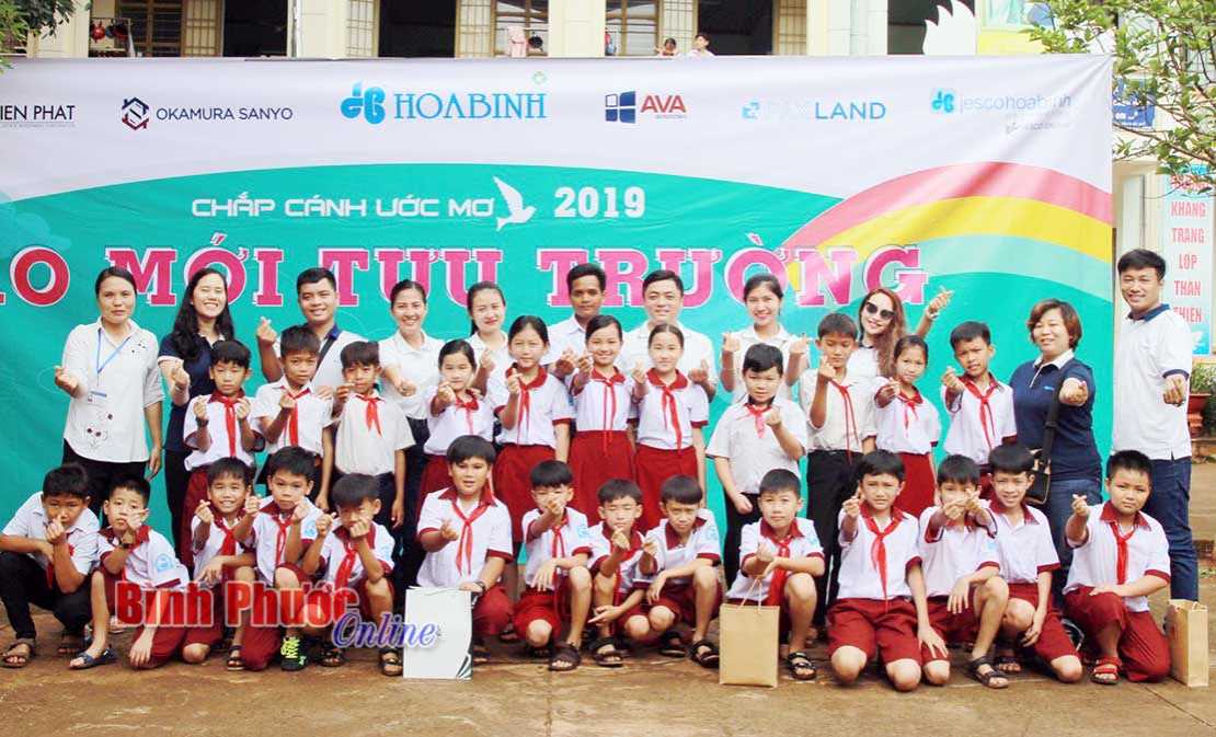 2.150 bộ quần áo tặng học sinh nghèo