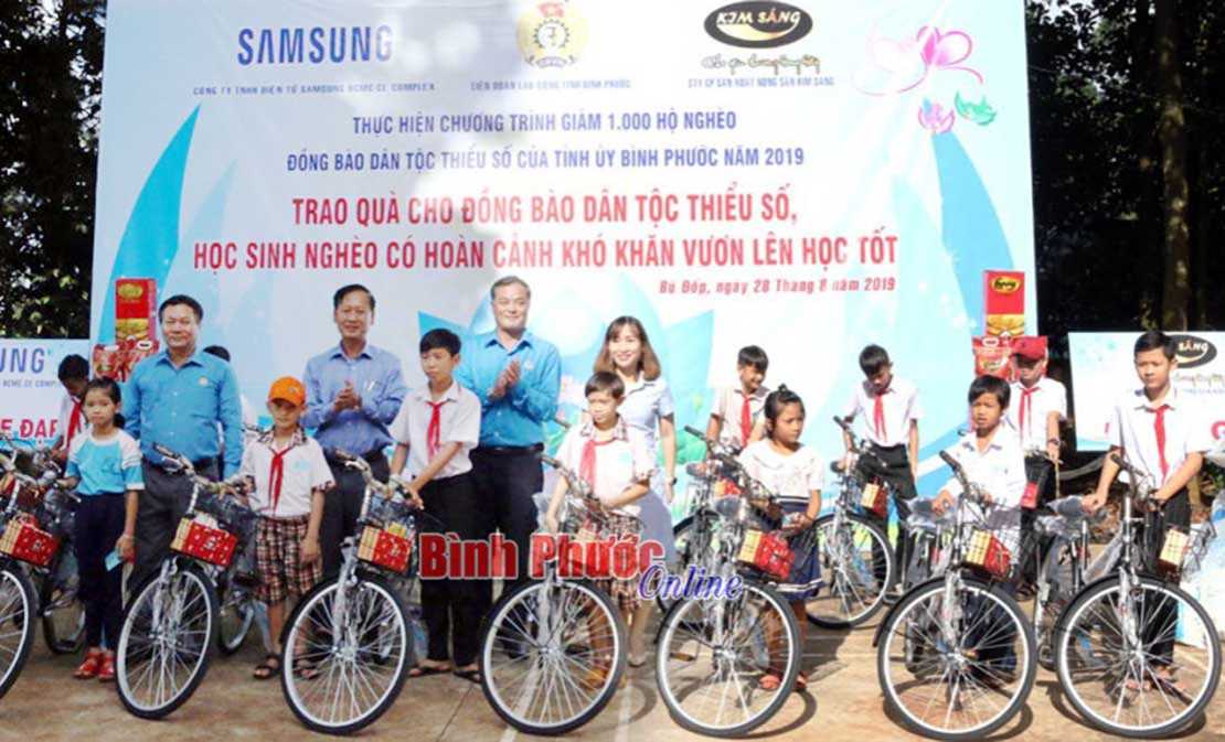 5 tấn gạo và 50 xe đạp tặng hộ DTTS, học sinh nghèo