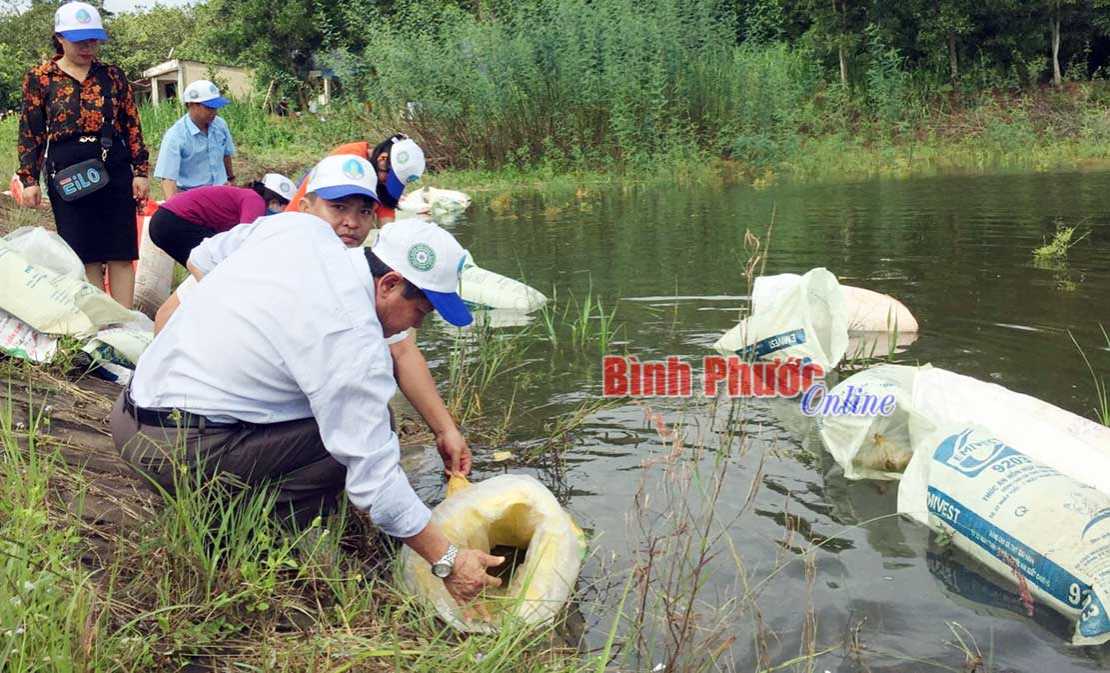 Thả cá giống vào hồ chứa nước Đồng Xoài