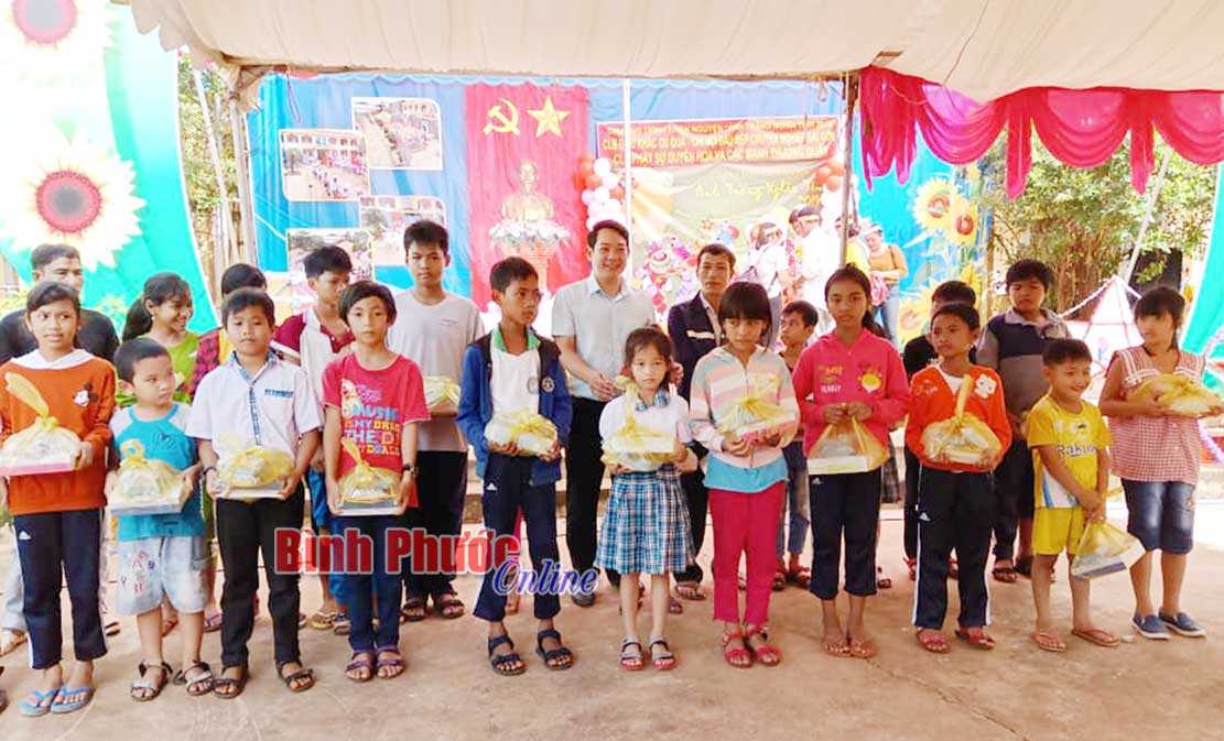 Thiếu nhi An Phú vui tết Trung thu sớm