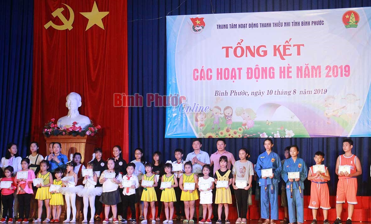 865 em được trao giấy chứng nhận hoàn thành khóa học hè 