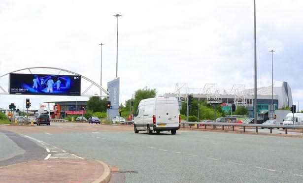 Manchester City quảng cáo đồng phục mới... ngay cạnh sân Old Trafford