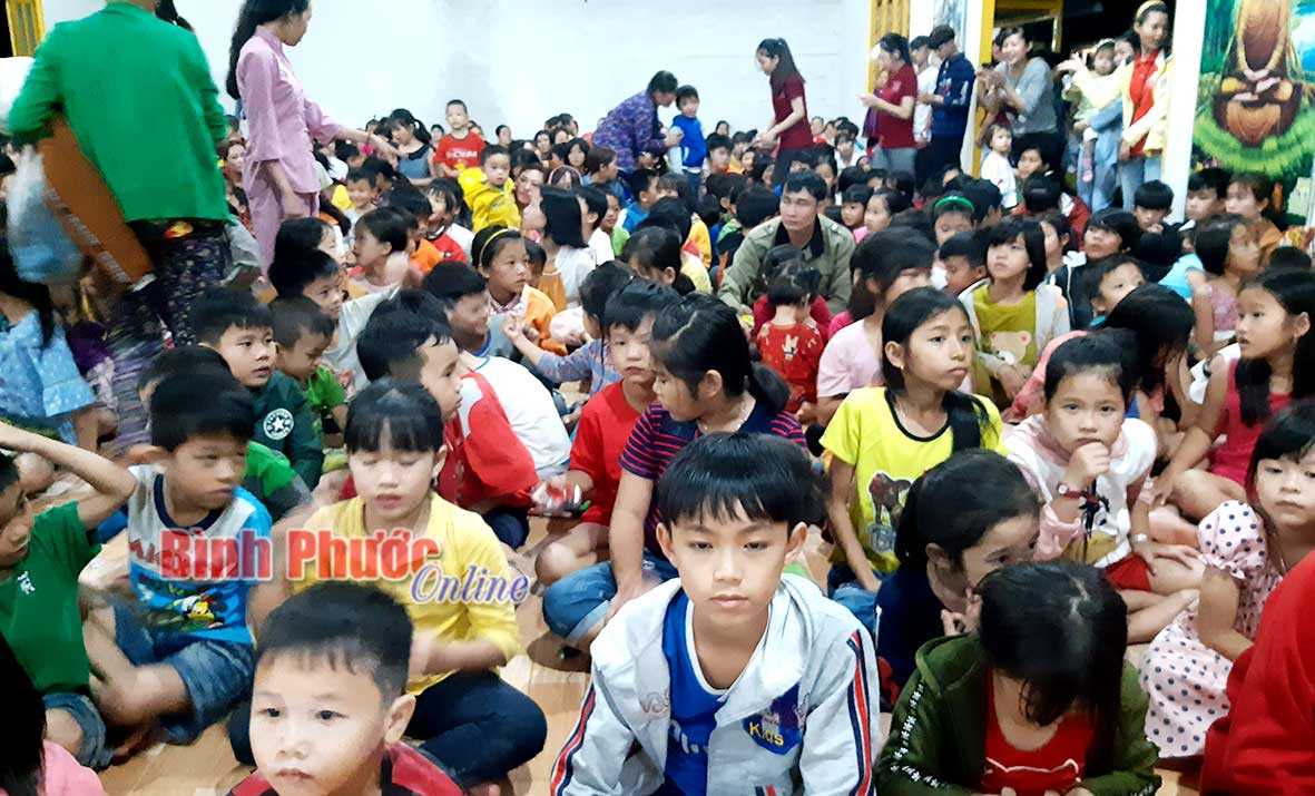 1.000 học sinh DTTS, kh&oacute; khăn vui hội trăng rằm