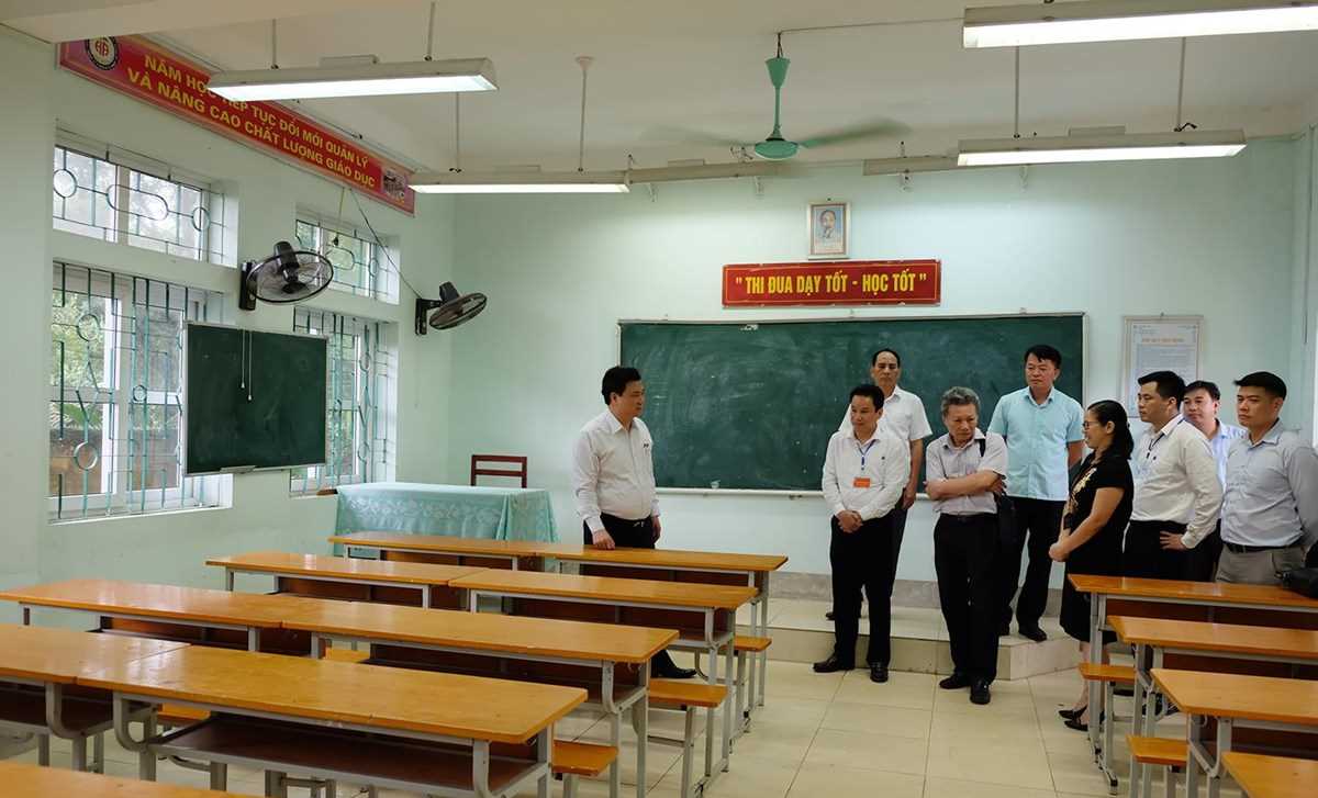 Thi THPT quốc gia 2019: 'Thí sinh đặc biệt' vẫn đang... làm bài thi