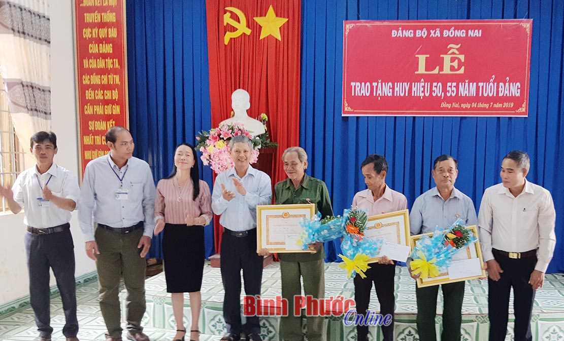 11 đảng vi&ecirc;n nhận huy hiệu từ 30-60 năm tuổi Đảng