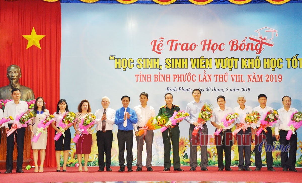 329 học sinh, sinh viên nhận học bổng vượt khó học tốt