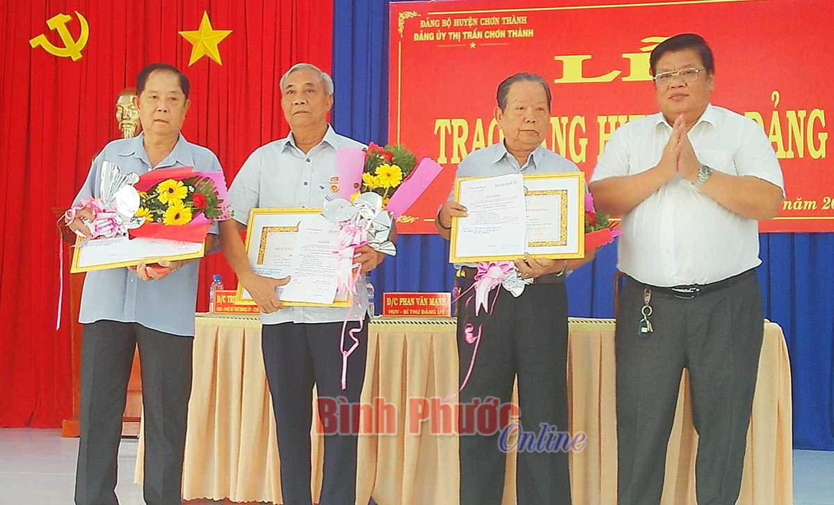 Đảng bộ thị trấn Chơn Th&agrave;nh, trao Huy hiệu 55 v&agrave; 50 tuổi đảng