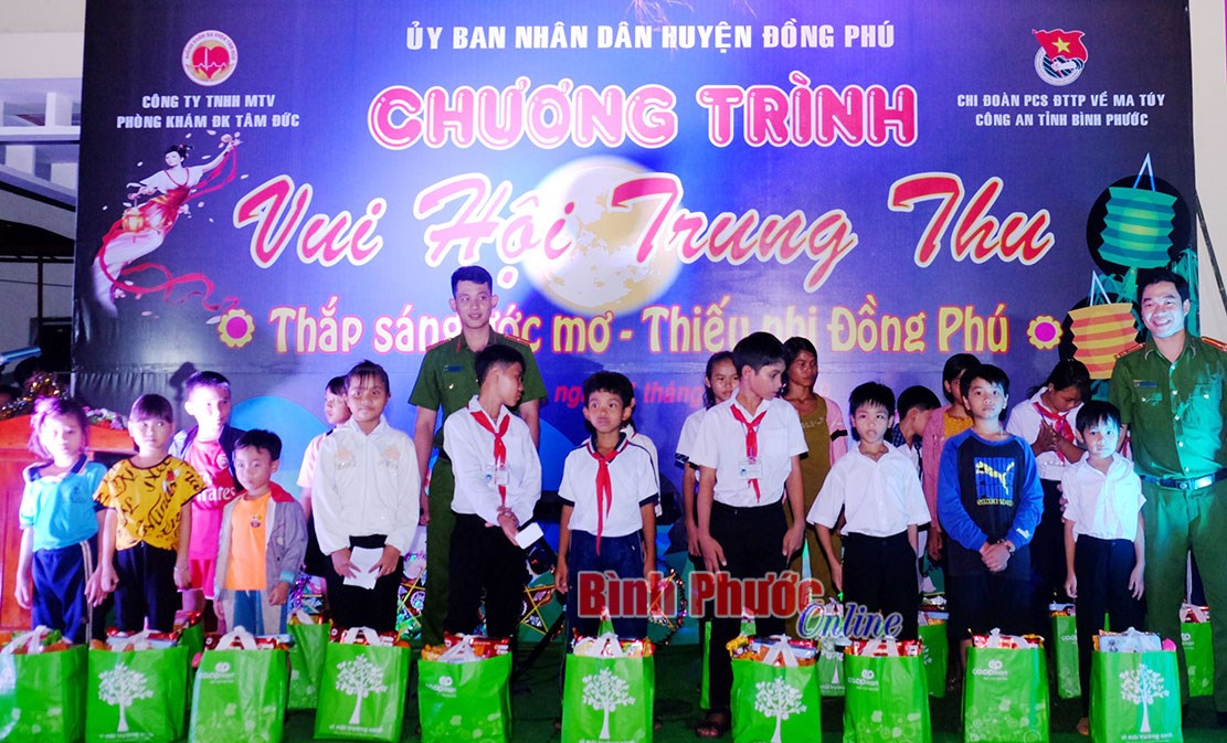 H&agrave;ng ng&agrave;n thiếu ni&ecirc;n, nhi đồng chung vui đ&ecirc;m hội trăng rằm