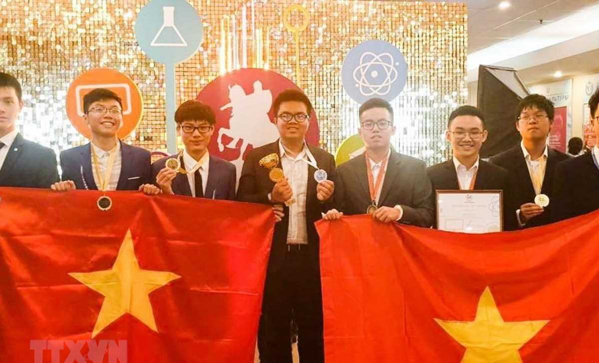 Cả 8 học sinh dự Cuộc thi Olympic Quốc tế Moscow lần IV đều đoạt giải