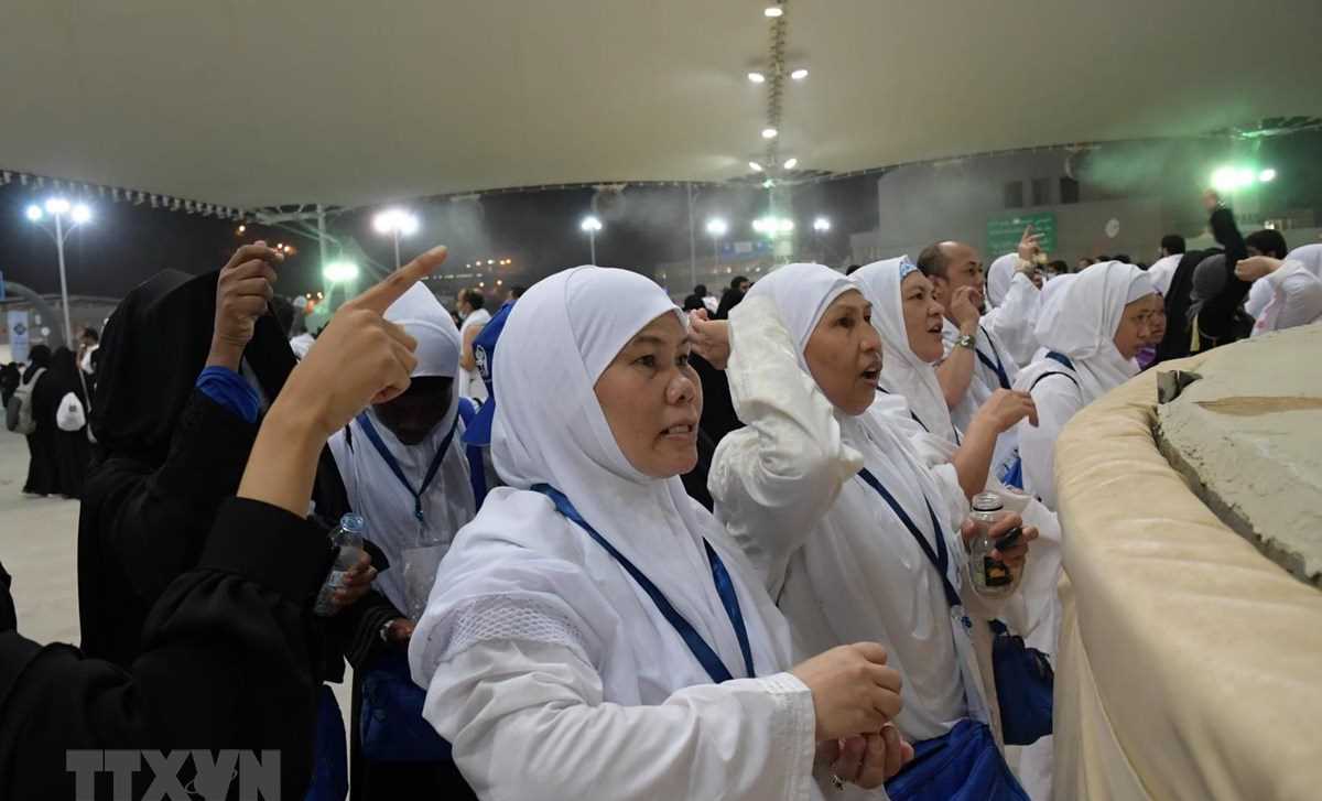 Người hành hương Hồi giáo thực hiện nghi lễ ném đá vào quỷ dữ