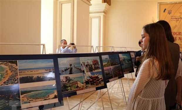Khai mạc triển l&atilde;m ảnh đất nước, con người Việt Nam tại Ukraine