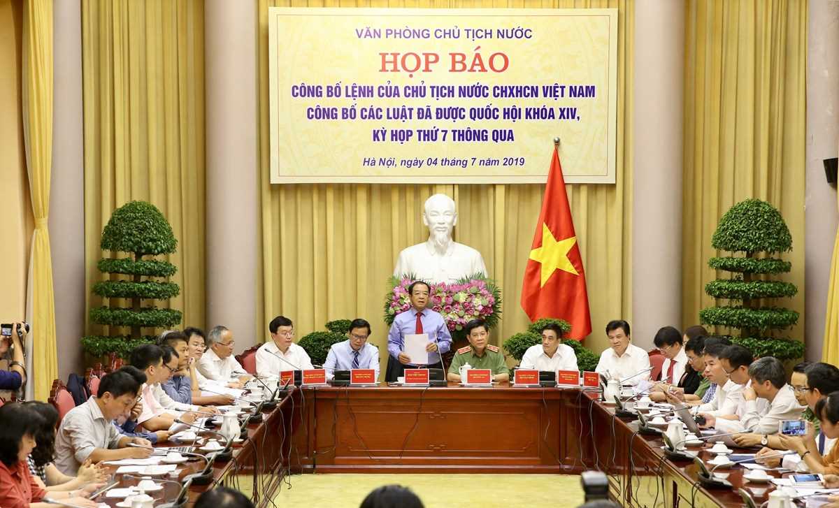 Nghi&ecirc;m cấm c&ocirc;ng chức uống bia, rượu trong hoặc giữa giờ l&agrave;m việc