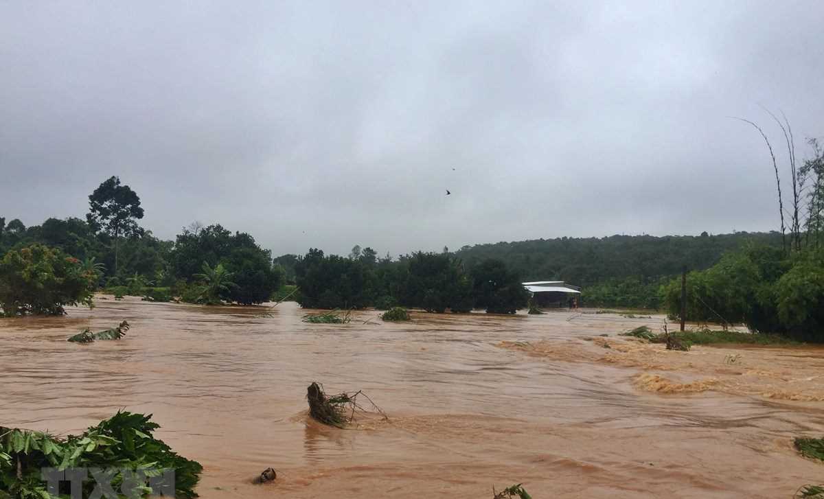 Thời tiết nguy hiểm xảy ra tại nhiều khu vực trên cả nước