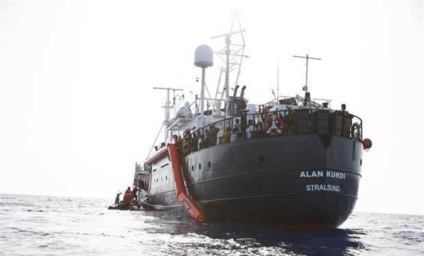 121 người mắc kẹt cả tuần trên tàu cứu hộ ngoài khơi Địa Trung Hải